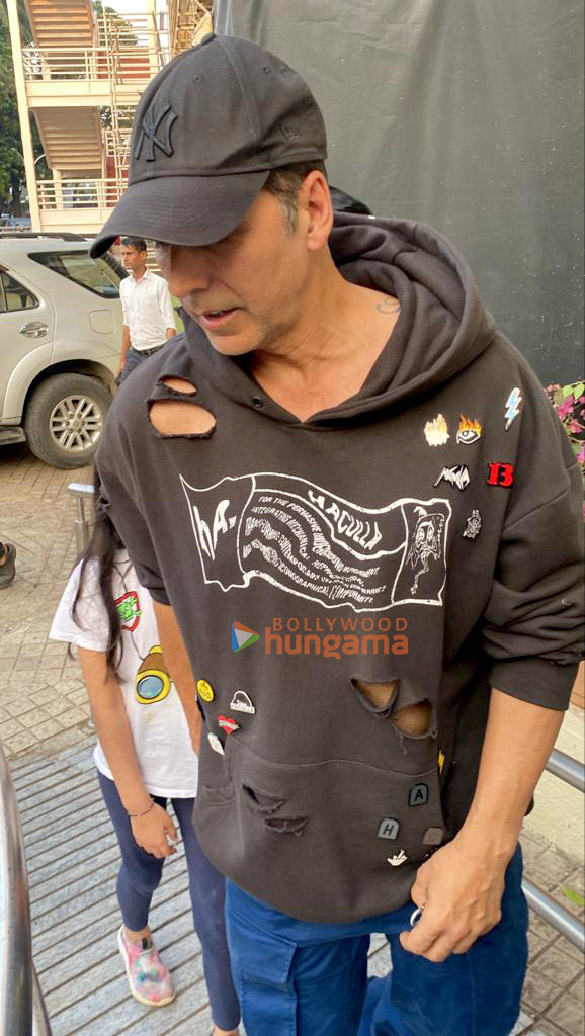 photos akshay kumar and nitara kumar snapped at juhu pvr 5