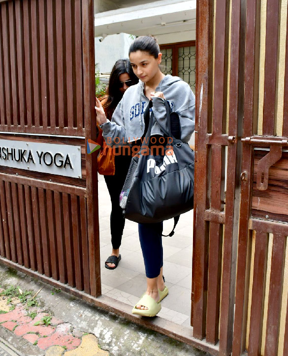 Photos: Alia Bhatt spotted at Anshuka Yoga in Bandra Photos: Alia Bhatt spotted at Anshuka Yoga in Bandra