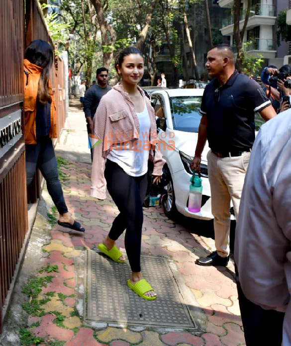 Photos: Alia Bhatt spotted at Anshuka Yoga in Bandra Photos: Alia Bhatt spotted at Anshuka Yoga in Bandra