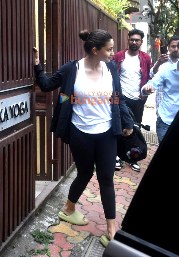 photos alia bhatt spotted at anshuka yoga in bandra 3 4