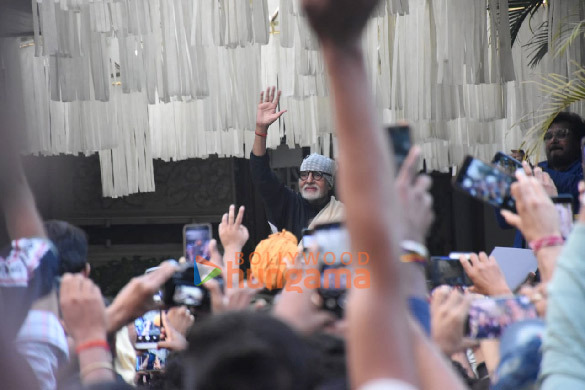 Photos: Amitabh Bachchan greets fans at his residence for Christmas | Parties & Events