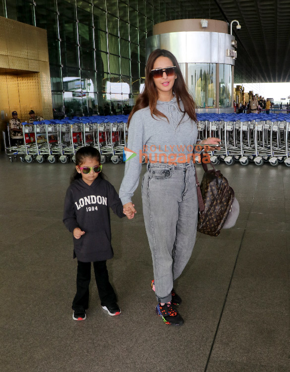 photos ananya panday nikita dutta and chahat khanna snapped at the airport 3