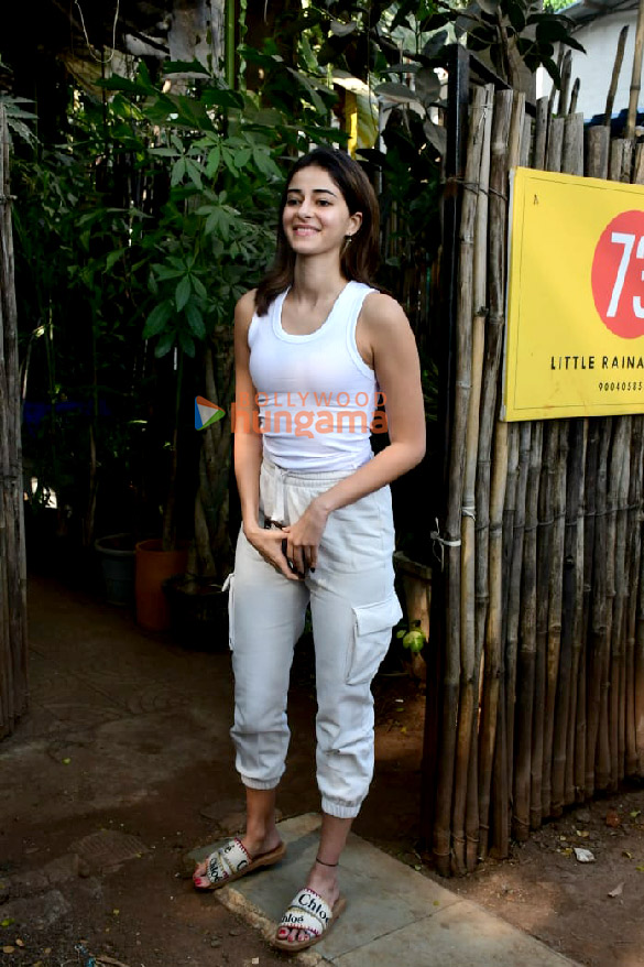 photos ananya panday snapped in versova 4