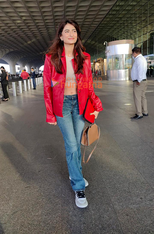photos anjali arora and palak tiwari snapped at the airport 2