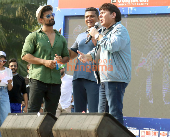 photos anupam kher sudesh bhosle sukhwinder singh javed ali rashmi desai and other celebs attended the malad masti event 8