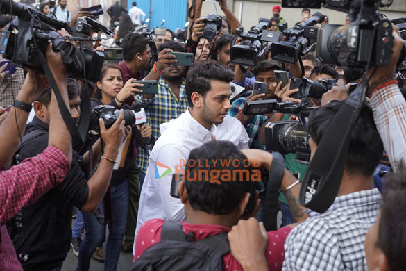 photos celebs attend tunisha sharmas last rites to pay respect 1