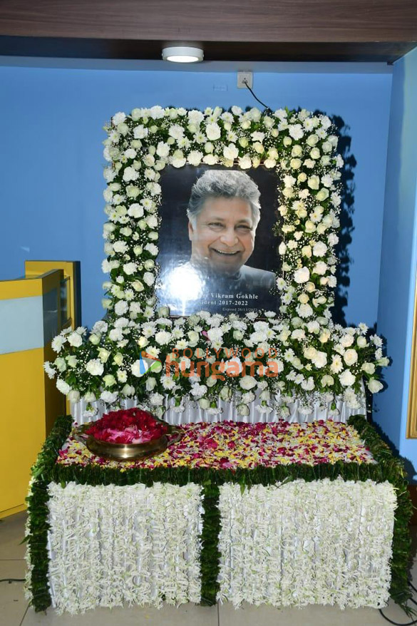 photos celebs attend prayer meet of late actor vikram gokhale 1