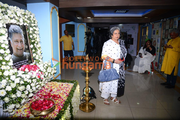 photos celebs attend prayer meet of late actor vikram gokhale 6