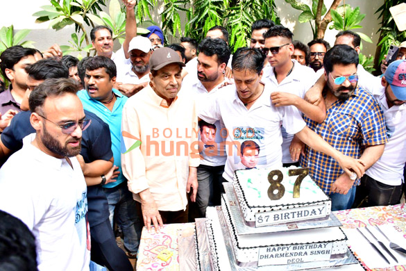 photos dharmendra celebrates his birthday by cutting cake with fans and media 5