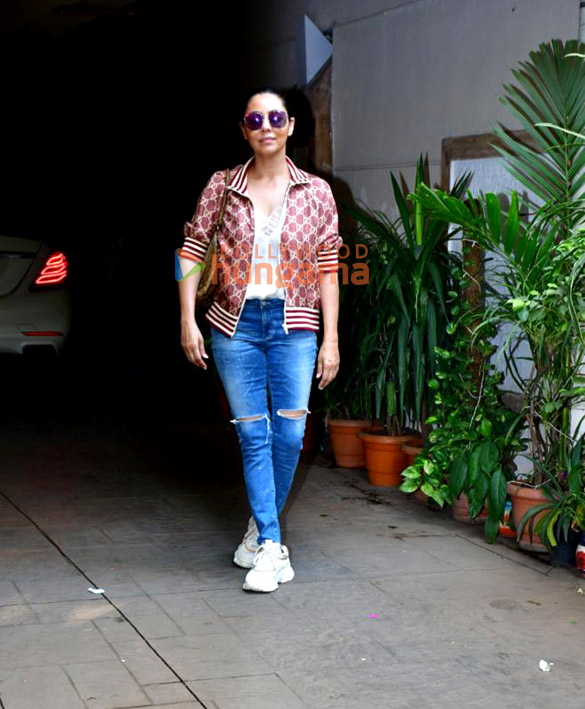 photos gauri khan spotted in bandra 3