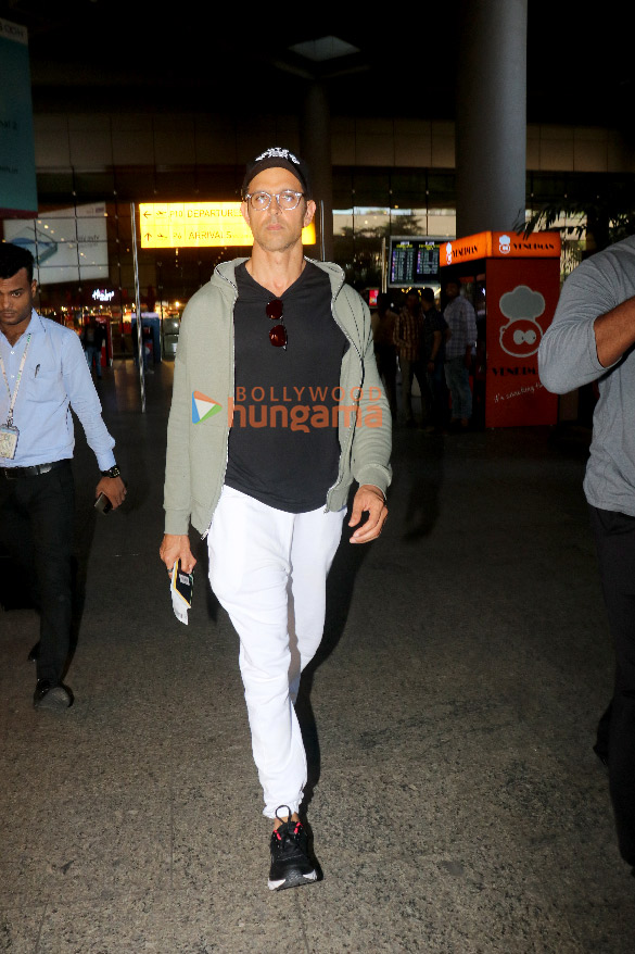 Photos: Hrithik Roshan, Ayushmann Khurrana, Dharmendra and others snapped at the airport