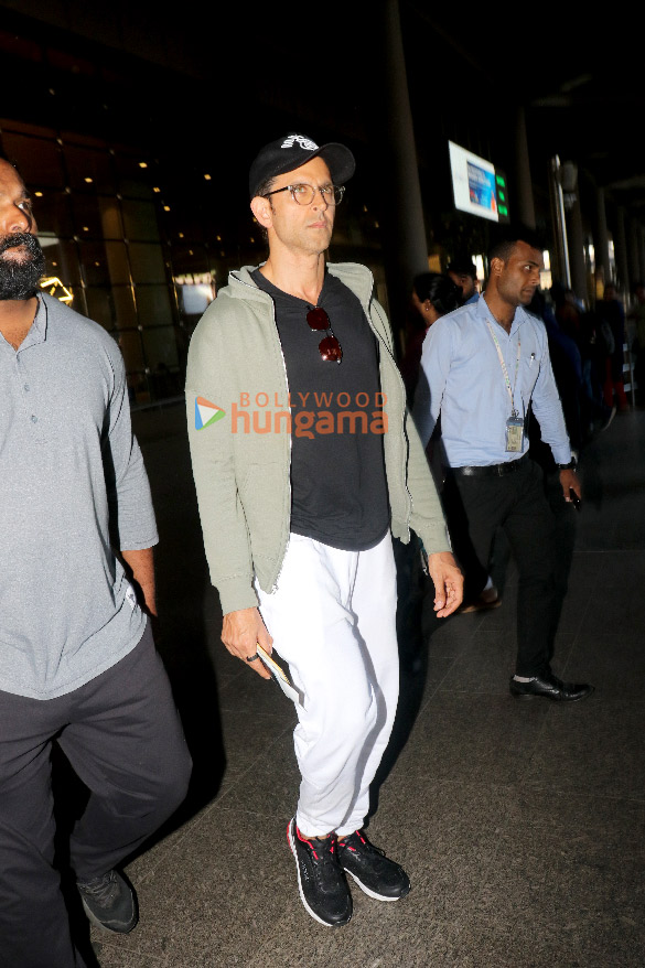 photos hrithik roshan and ayushmann khurrana snapped at the airport 3