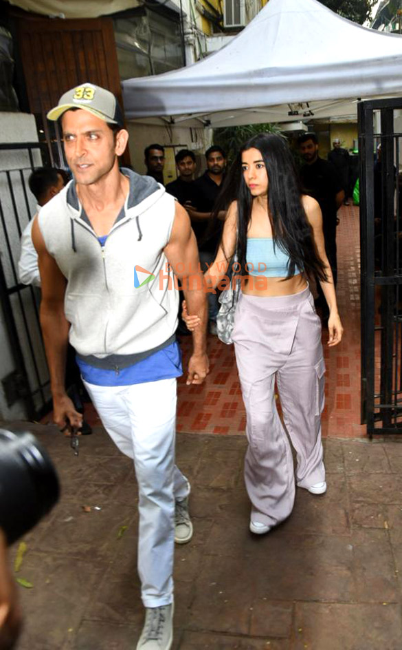 Photos: Hrithik Roshan and Saba Azad snapped in Bandra Photos: Hrithik Roshan and Saba Azad snapped in Bandra