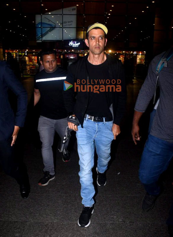 photos hrithik roshan snapped at the airport 2 2