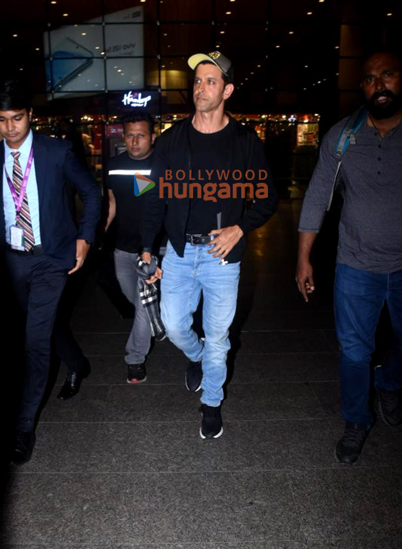 photos hrithik roshan snapped at the airport 3 2