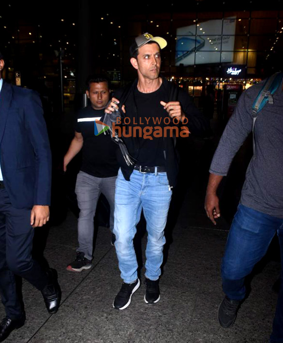 photos hrithik roshan snapped at the airport 4