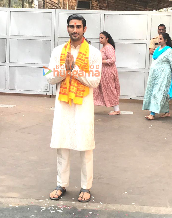 photos india lockdown star aahana kumra prateik babbar shweta basu prasad and director madhur bhandarkar snapped at siddhivinayak temple 4