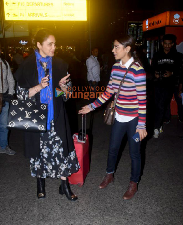 Photos: Isha Koppikar, Shriya Saran, Nawazuddin Siddiqui and others snapped at the airport Photos: Isha Koppikar, Shriya Saran, Nawazuddin Siddiqui and others snapped at the airport