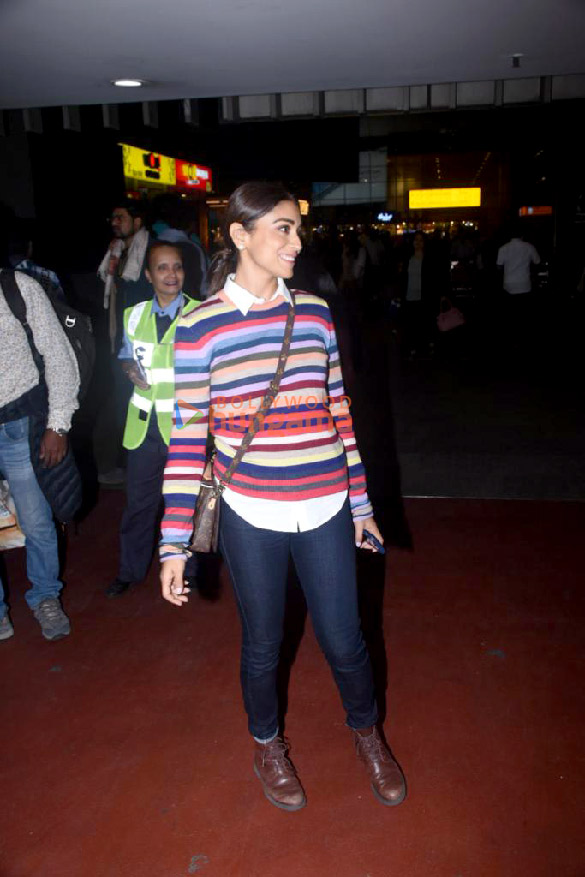 photos isha koppikar and shriya saran snapped at the airport 4