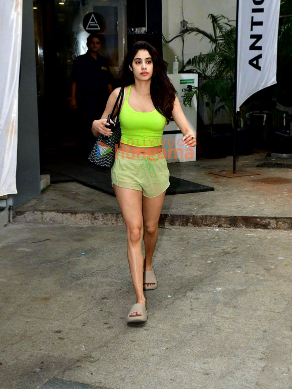 Photos: Janhvi Kapoor snapped outside the gym Photos: Janhvi Kapoor snapped outside the gym