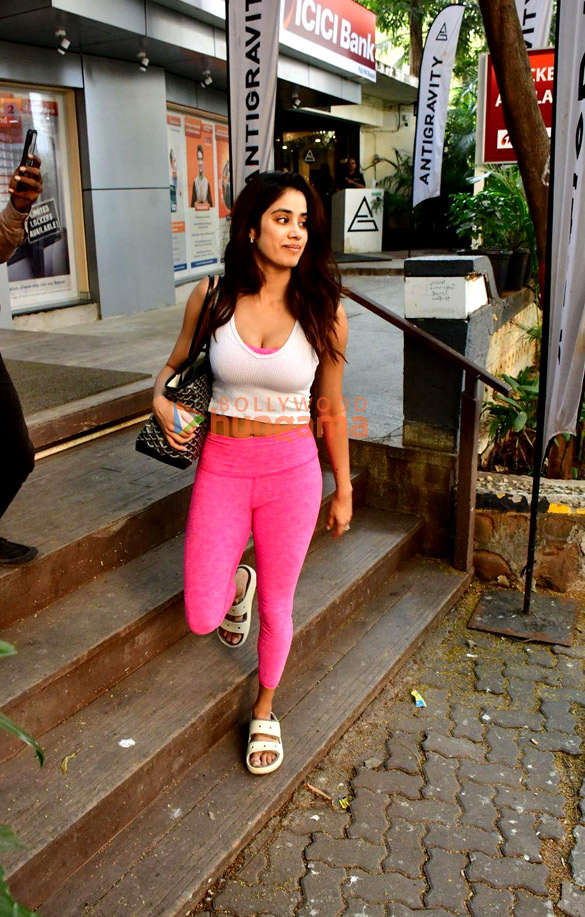 photos janhvi kapoor spotted outside the gym 3 4
