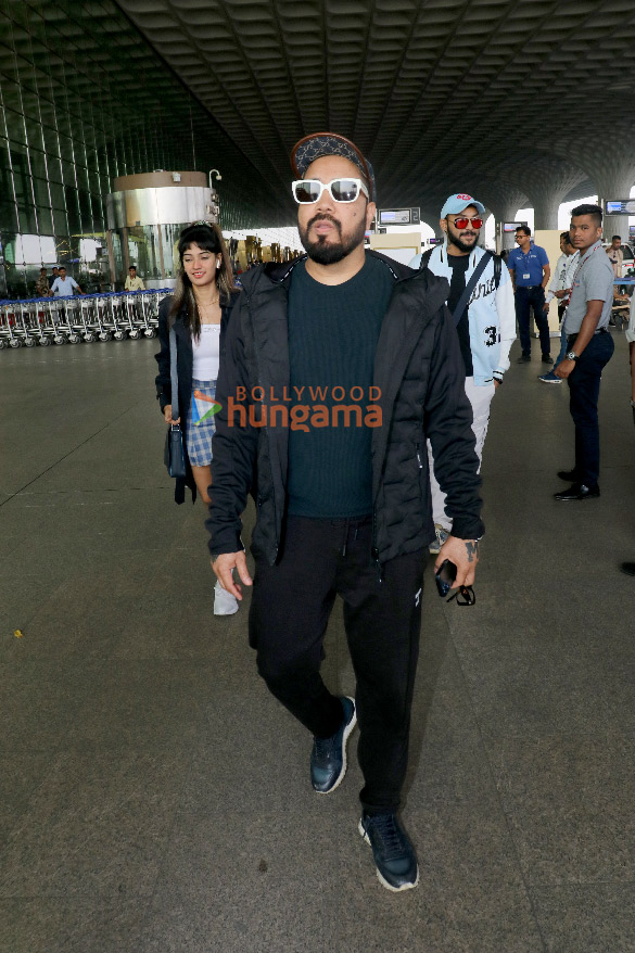 photos kangana ranaut ananya panday mika singh and anand pandit snapped at the airport 3