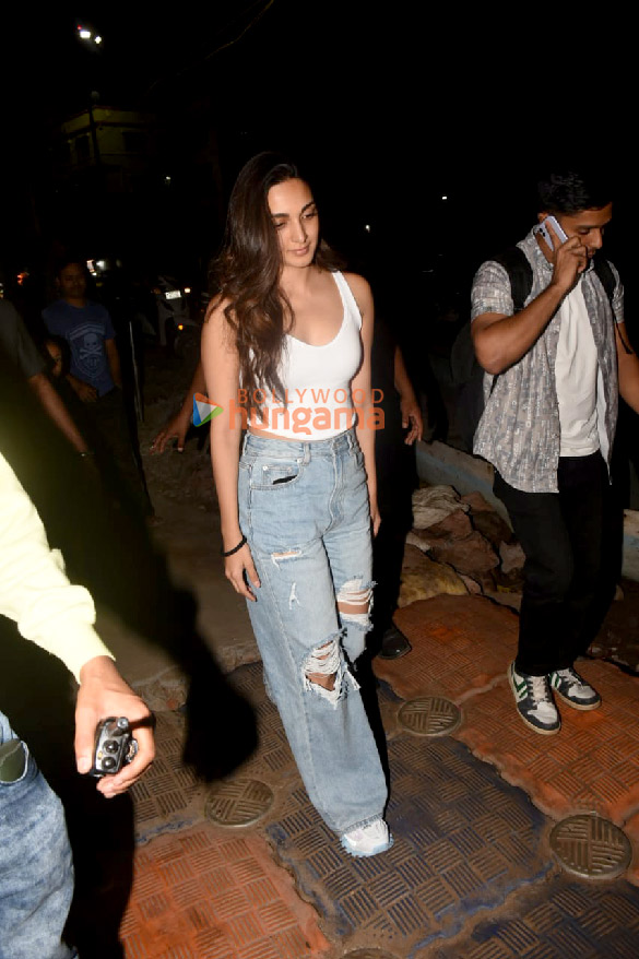 photos kangana ranaut kiara advani and kartik aaryan snapped at versova jetty 2