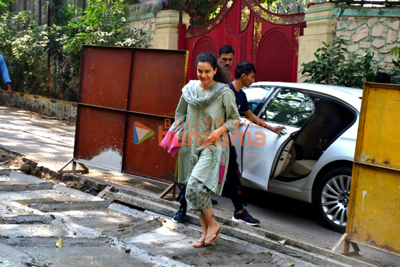 photos kangana ranaut snapped in bandra 2 5