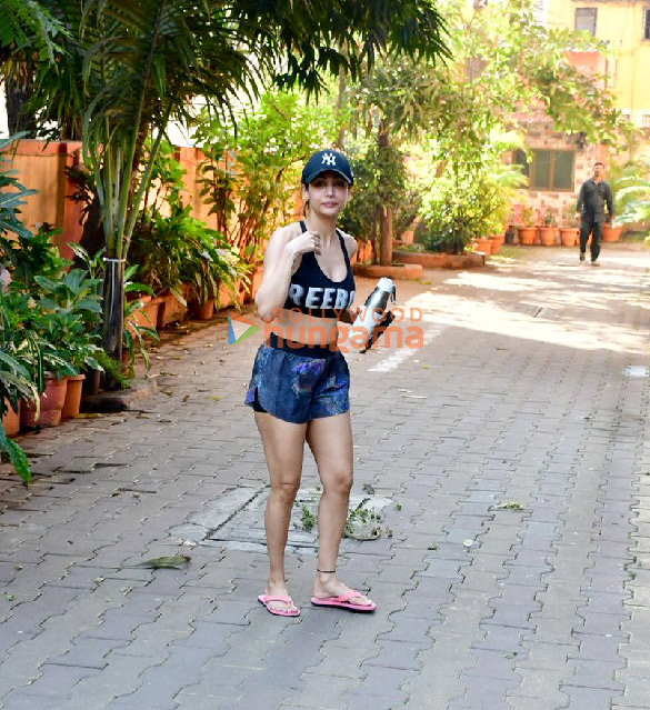 photos malaika arora snapped outside diva yoga in bandra 3 9