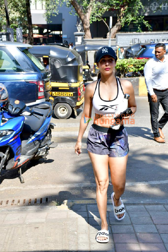photos malaika arora snapped outside diva yoga in bandra 4 7
