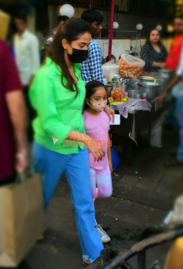 photos mira kapoor snapped with her daughter in bandra 1