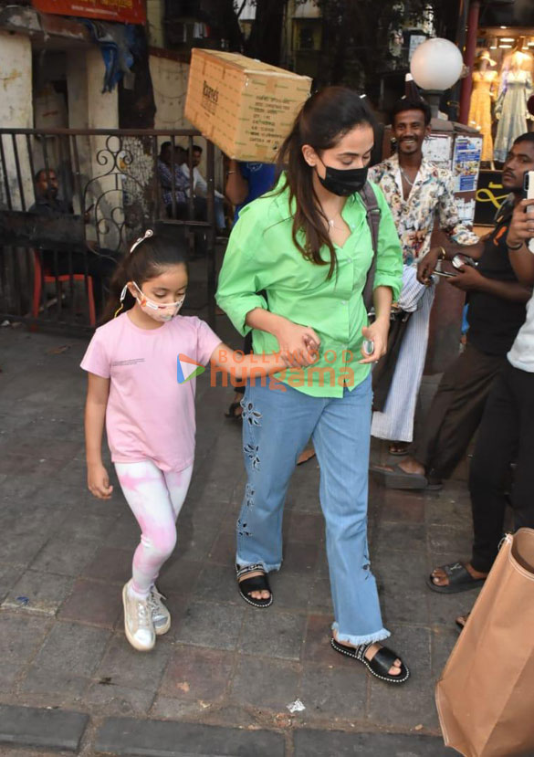 photos mira kapoor snapped with her daughter in bandra 2