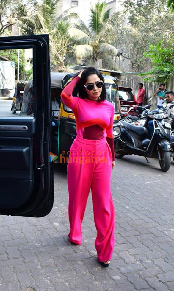 photos nushrratt bharuccha spotted outside a salon in bandra 4