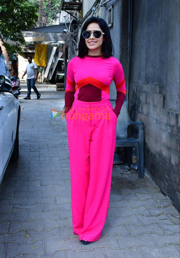 photos nushrratt bharuccha spotted outside a salon in bandra 6