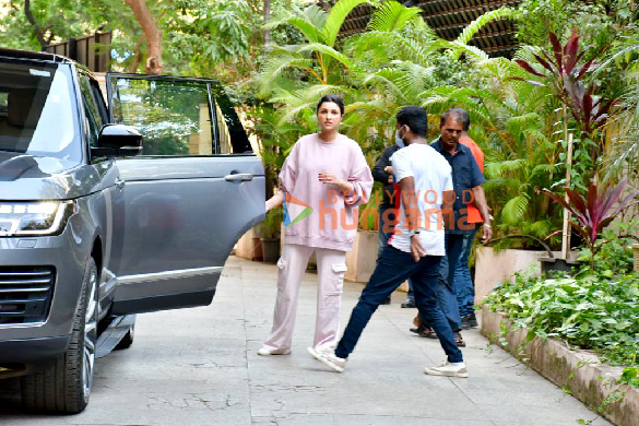 photos parineeti chopra spotted in khar 2 6