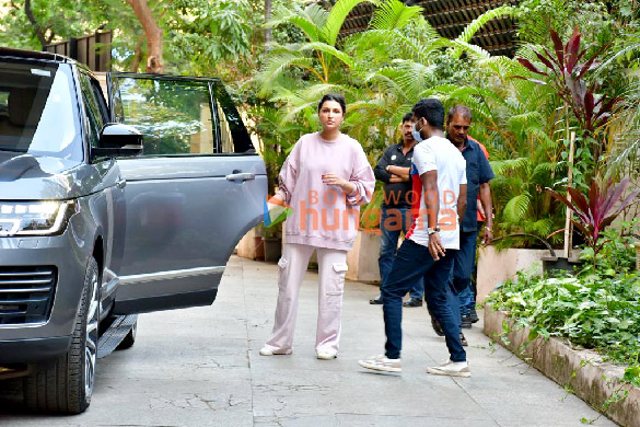 photos parineeti chopra spotted in khar 3 6