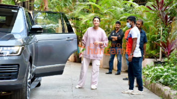 Photos: Parineeti Chopra spotted in Khar