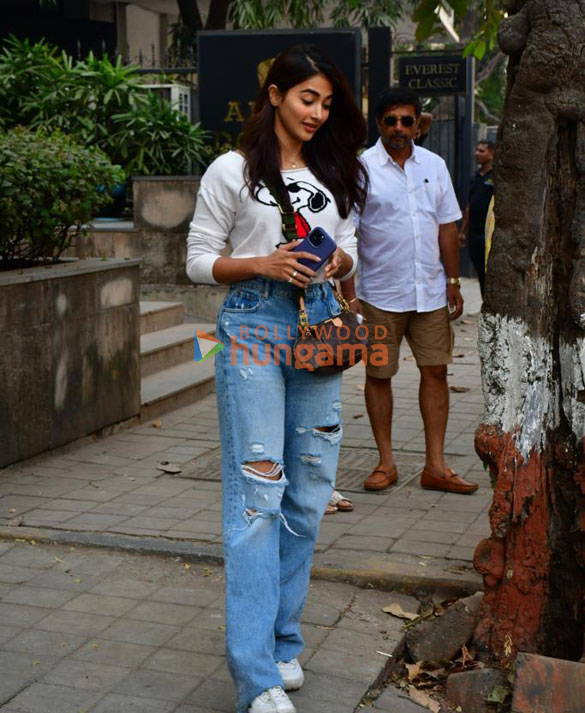 photos pooja hegde spotted in bandra 4 13