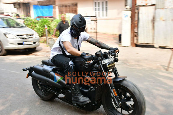 photos prateik babbar snapped riding his bike in bandra 4