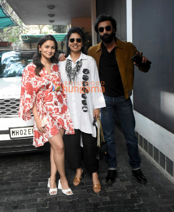 photos ranbir kapoor alia bhatt karisma kapoor and others snapped at kapoor residence for christmas celebration