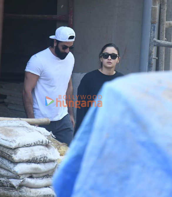 Photos: Ranbir Kapoor and Alia Bhatt spotted in Bandra Photos: Ranbir Kapoor and Alia Bhatt spotted in Bandra