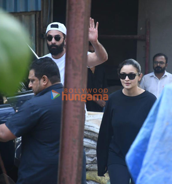 photos ranbir kapoor and alia bhatt spotted in bandra 4