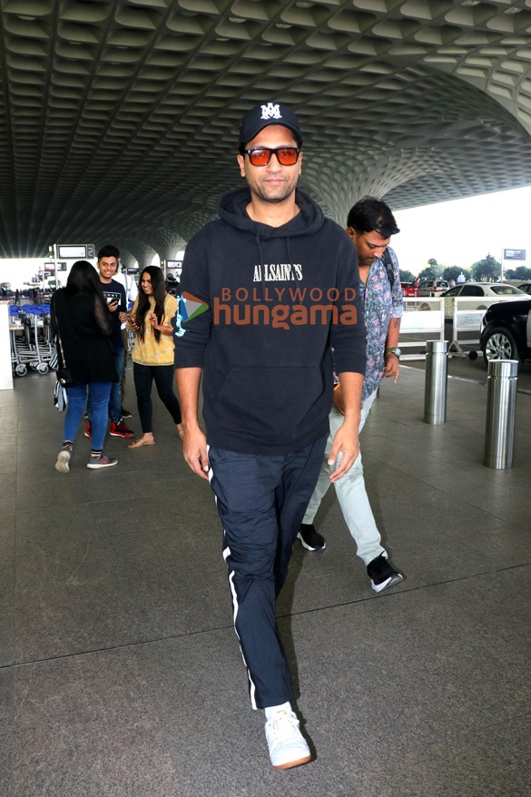 photos saif ali khan kareena kapoor khan parineeti chopra and others snapped at the airport 2 2