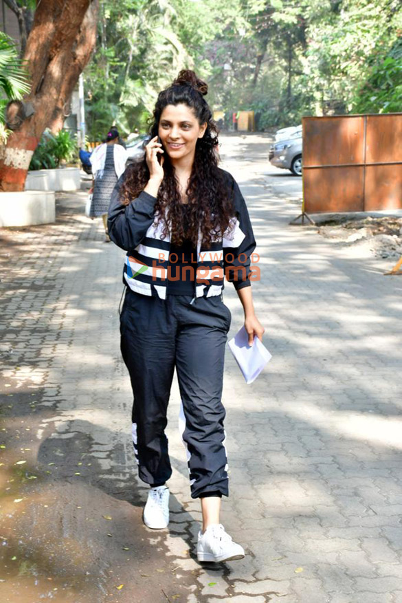 photos saiyami kher spotted in bandra 2