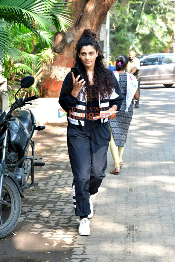 photos saiyami kher spotted in bandra 4
