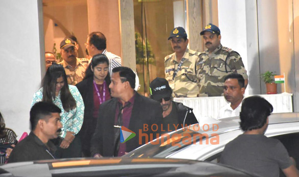 photos shah rukh khan ananya panday chunky pandey and others spotted at kalina airport 6