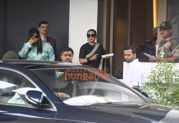 Photos Shah Rukh Khan And Rani Mukerji Spotted At Kalina Airport 4 Rani Mukerji Images 5722