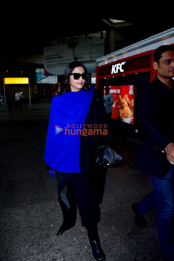photos shah rukh khan and sonam kapoor ahuja snapped at the airport 4