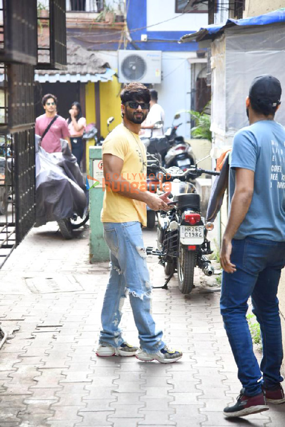 photos shahid kapoor and ishaan khatter snapped in bandra 5