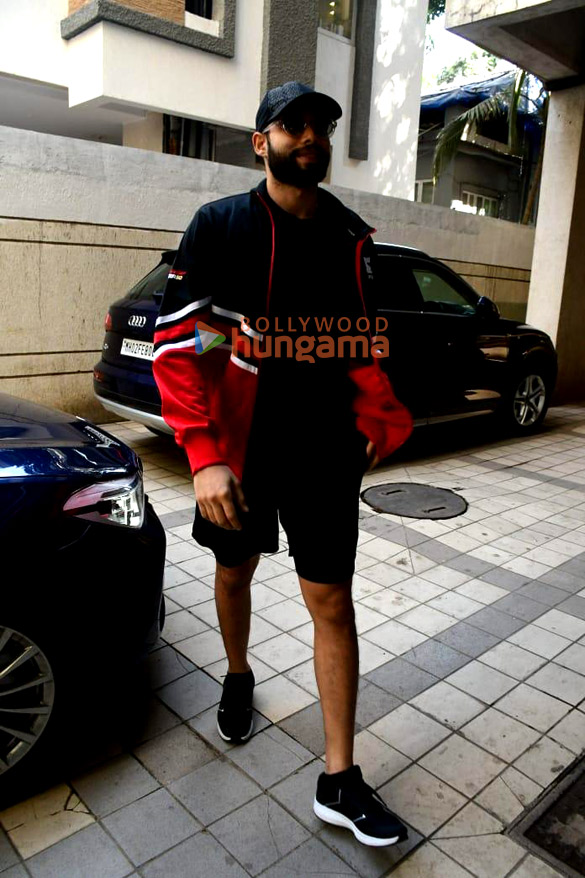 Photos: Siddhant Chaturvedi snapped in Juhu Photos: Siddhant Chaturvedi snapped in Juhu